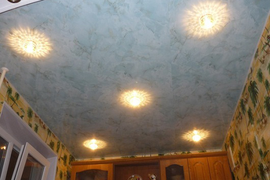 Натяжной потолок мрамор